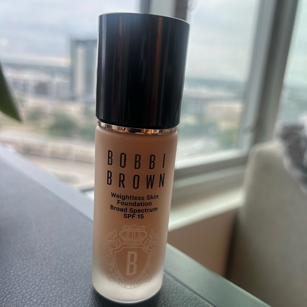NWT-Bobbi Brown Weightless Foundation
